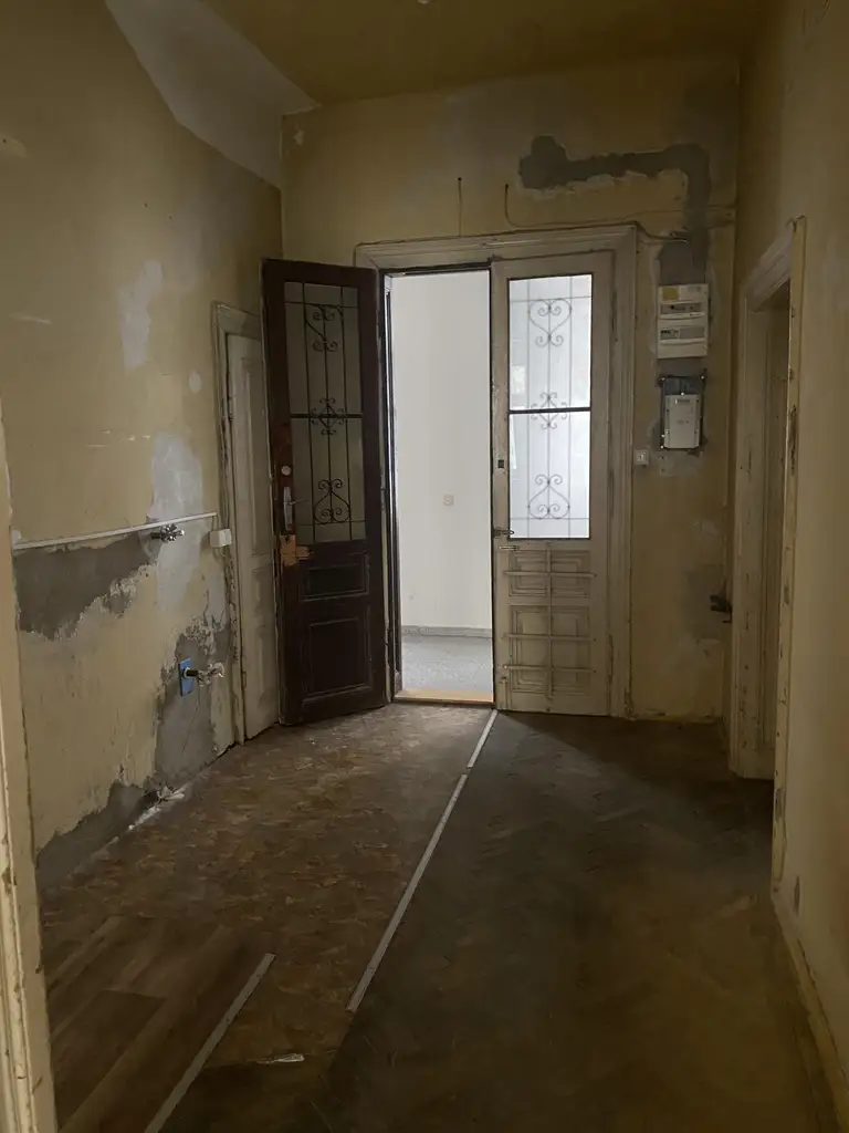 Renovierungsbedürftiges 2 Zimmer Altbauarpartment  in Toplage 1090 Wien !