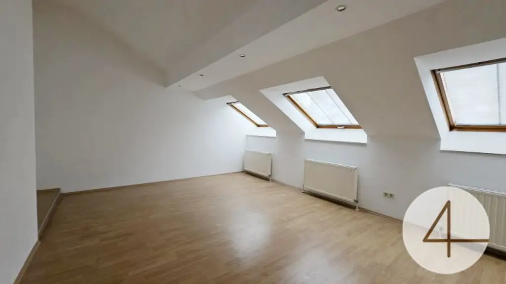 Gesamtes Dachgeschoß steht zum Verkauf