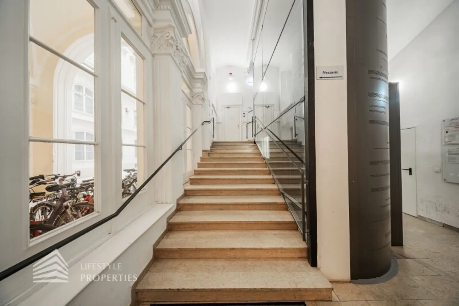 Geräumiges 5-Zimmer Altbau Büro in Toplage
