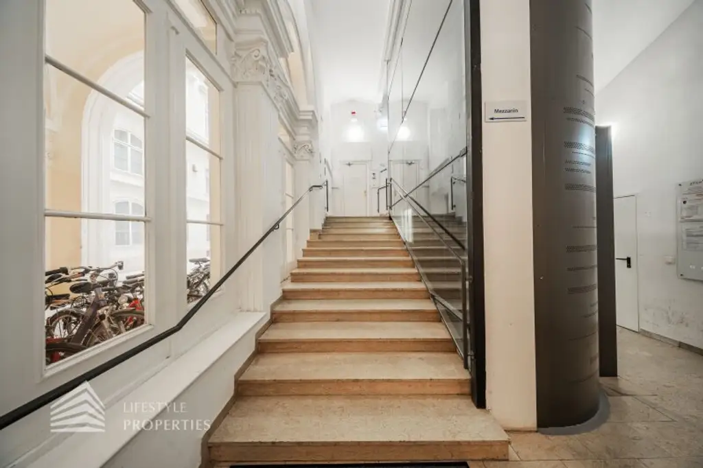 Geräumiges 5-Zimmer Altbau Büro in Toplage