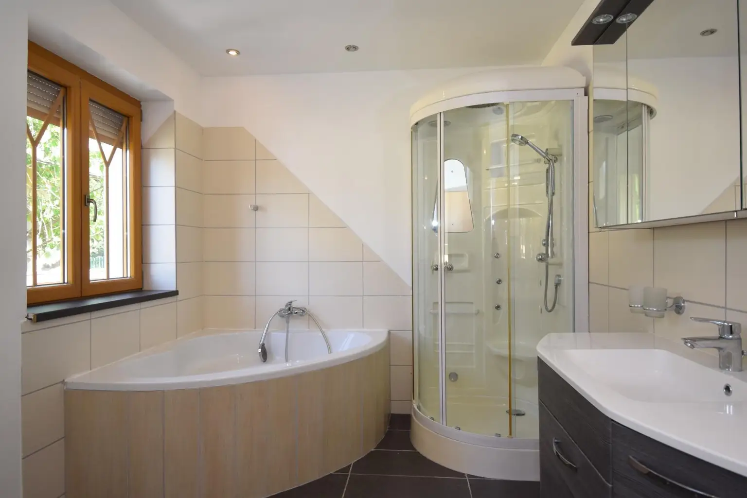 Badezimmer mit Wanne und Dusche
