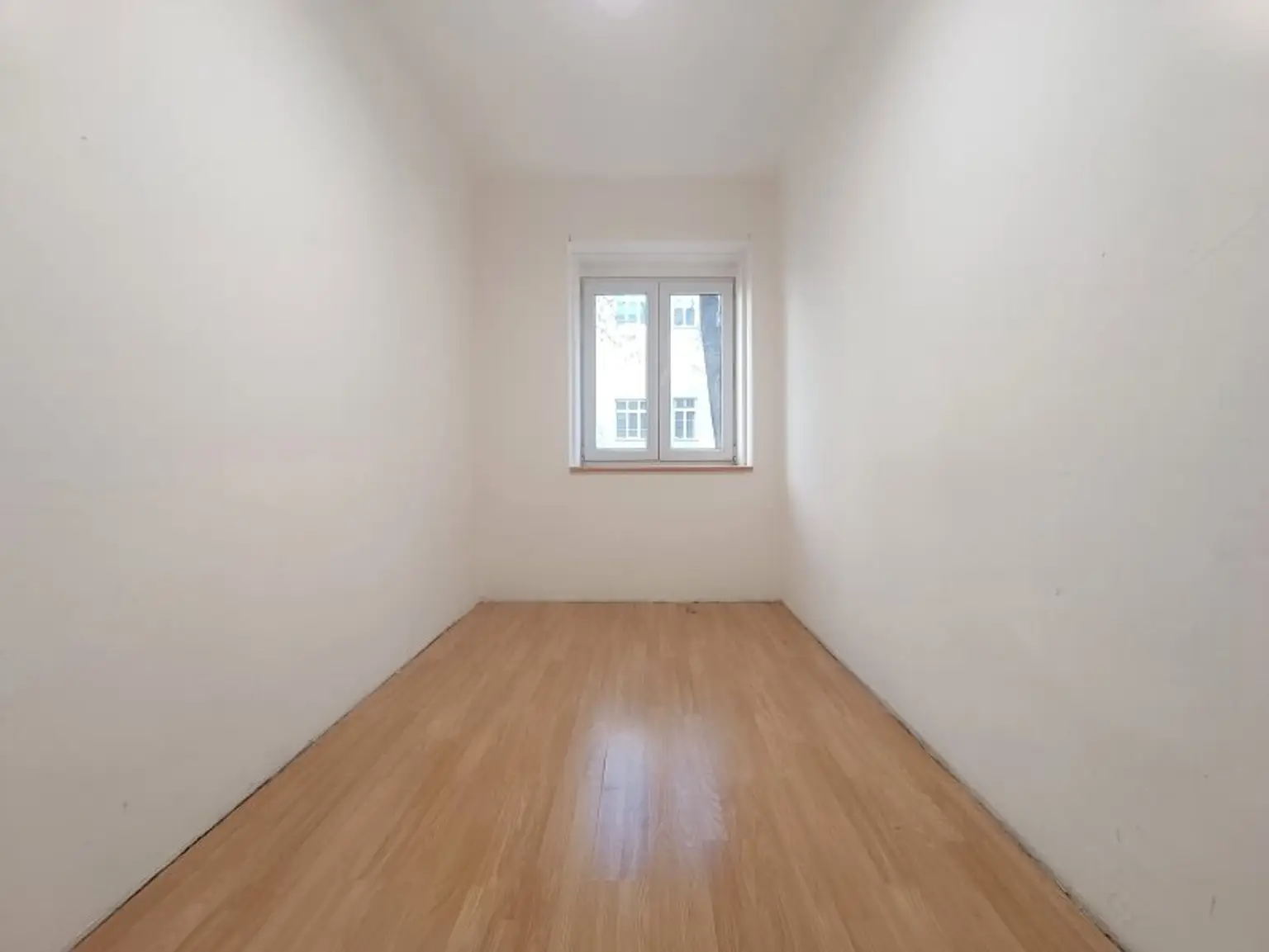 Sanierungsbedürftige 2-Zimmer Wohnung mit Ruhelage in den Innenhof! 1. Stock ohne Lift! Nähe Familienplatz und U3 Ottakring!