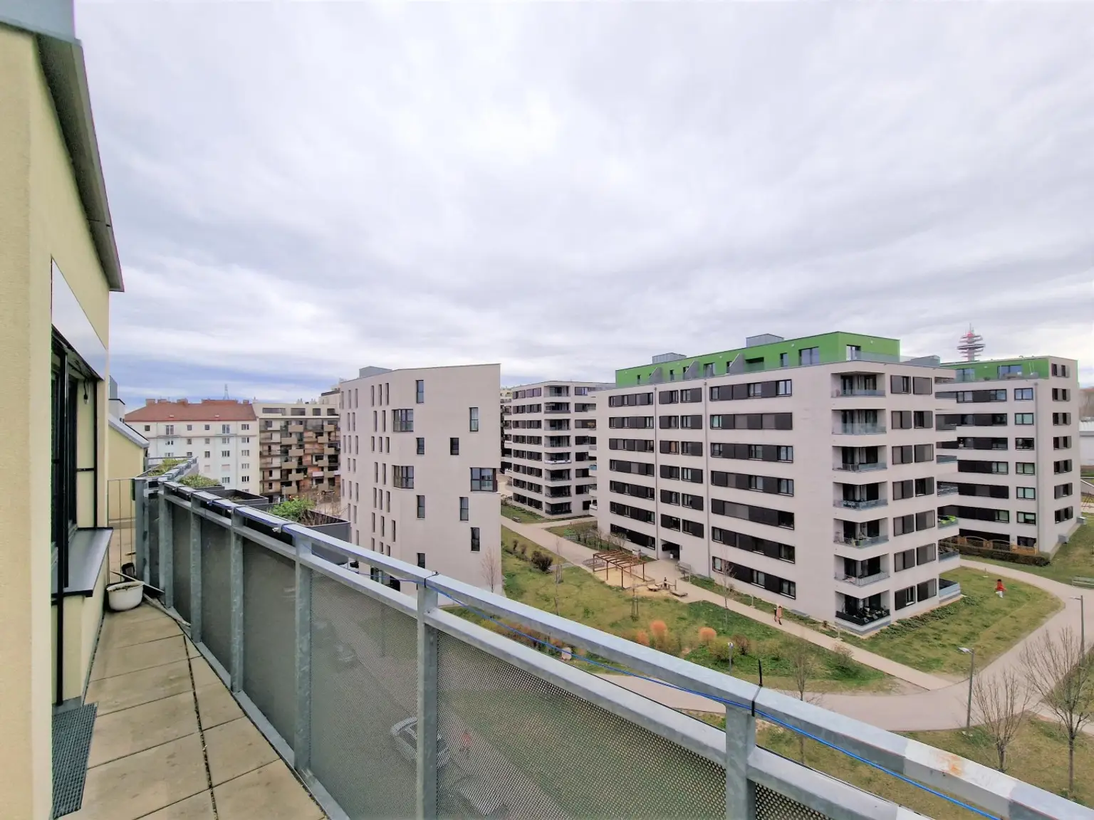 Viel Sonne mit großer Terrasse + KLIMAANLAGE + Ab Dezember!!