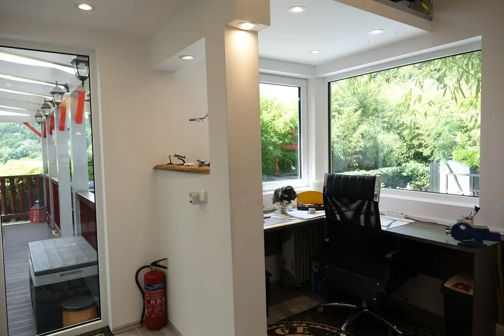 Wohnhaus mit wunderschönem Garten und Pool in erhöhter Lage!