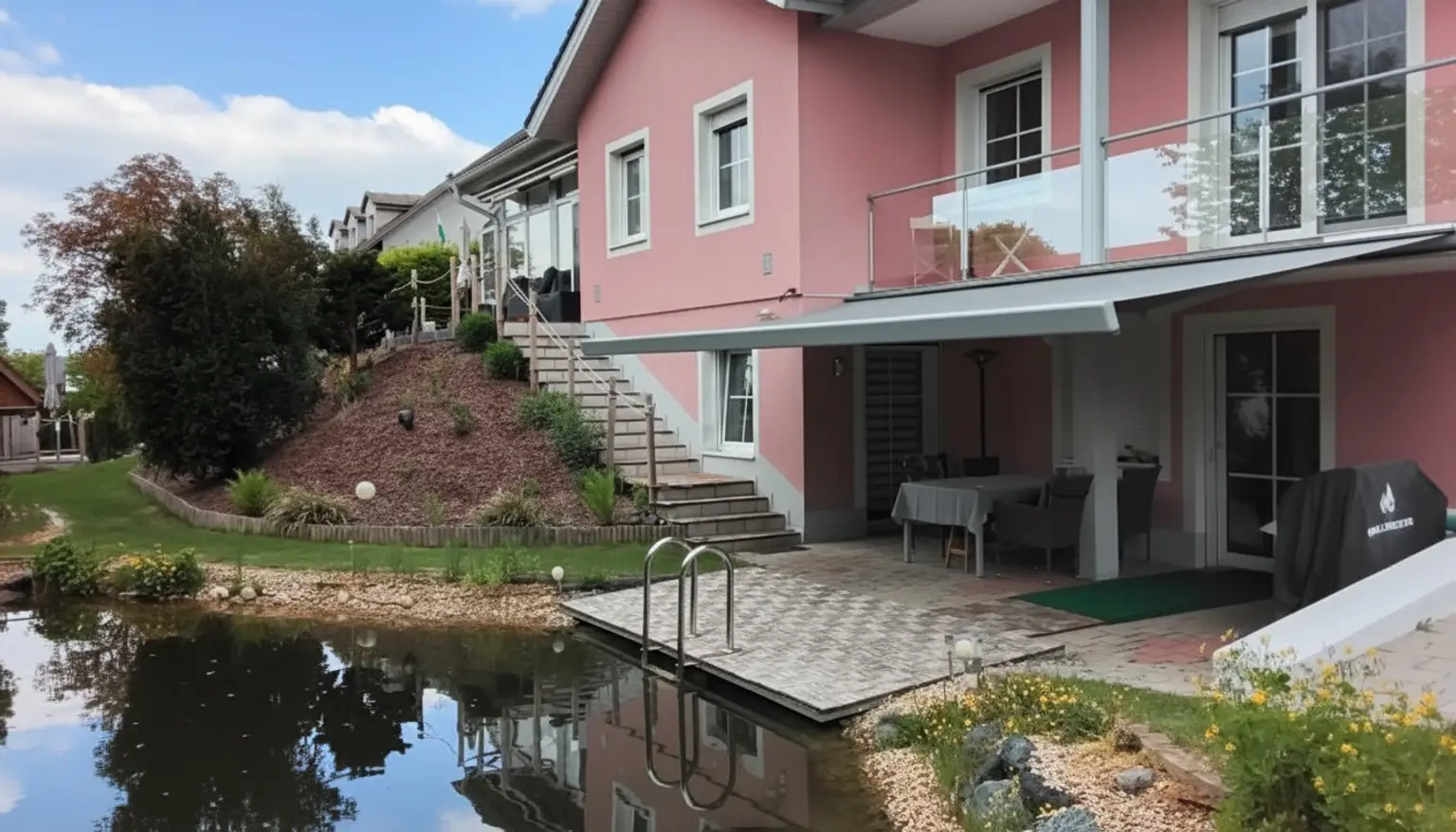 Ein einzigartiges Zweifamilienhaus mit Schwimmteich.