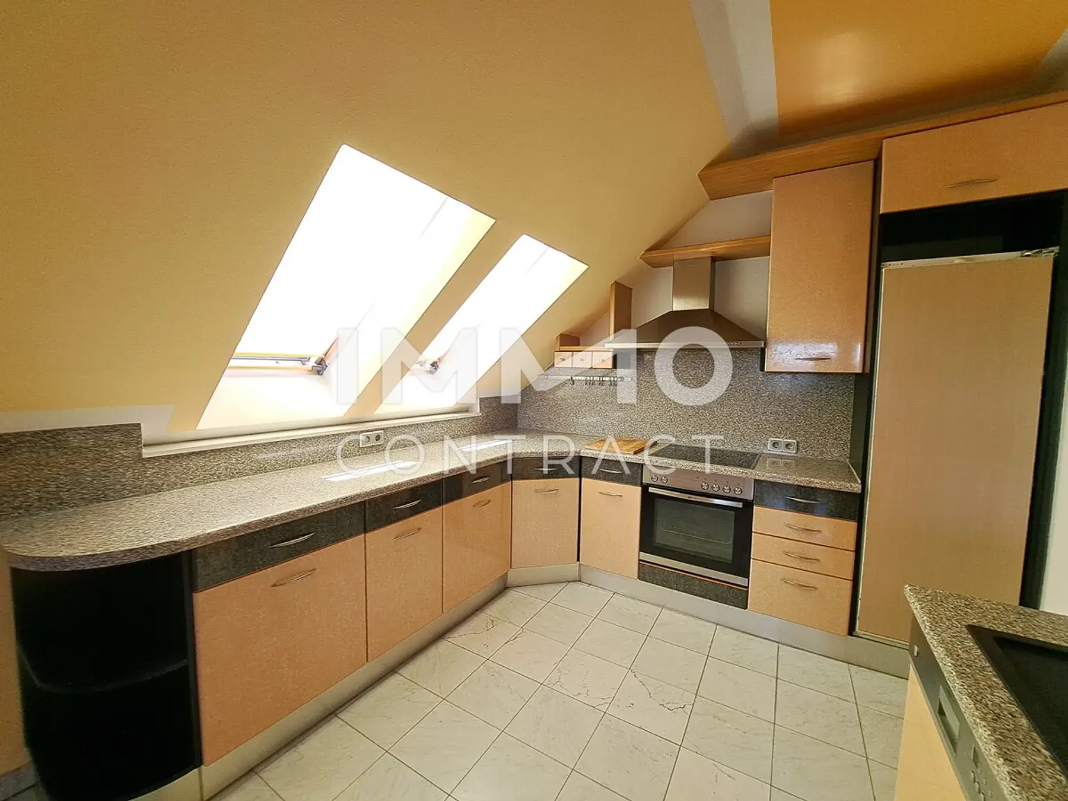 Großzügige Dachwohnung inklusive Eigengarten, Garage und Keller