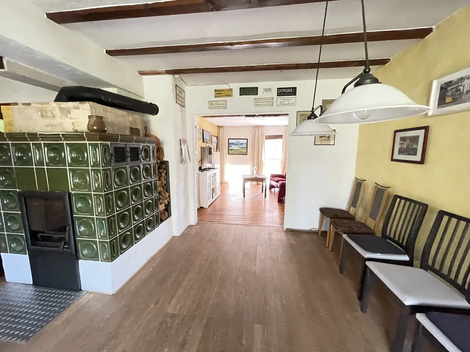 Blick vom Essbereich ins Wohnzimmer