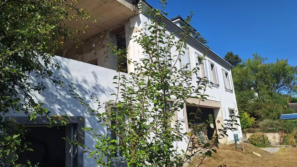 Edelrohbau-Villa, Herrschaftlicher Wohnsitz am Fuße des Kahlenberges an der Donau. Teilrestauriert entkernt und komplette Ausbauplanung.