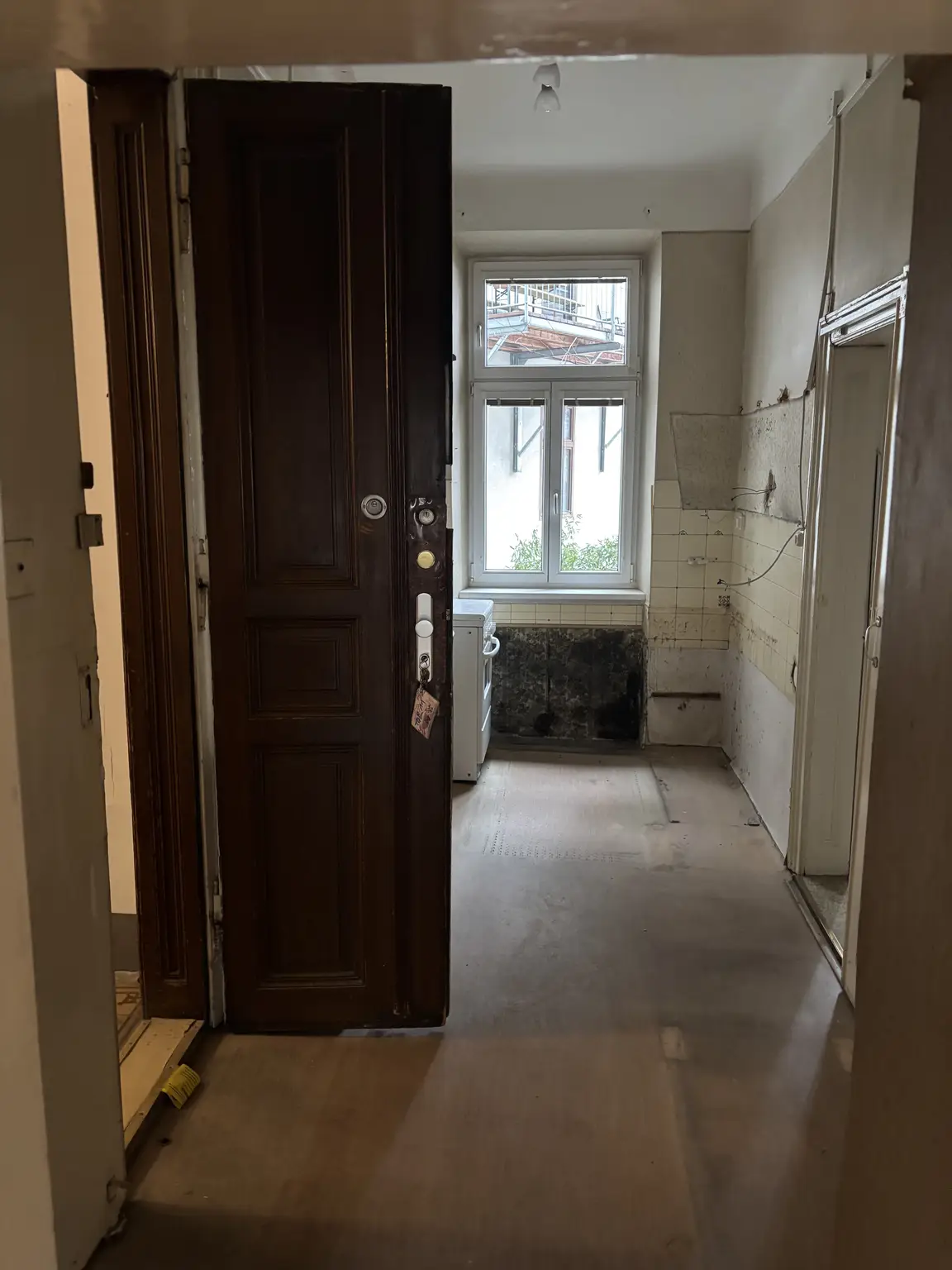 Sanierungsbedürftige 4 Zimmer Altbauwohnung mit viel Potential in zentraler Döblinger Lage - Billrothstrasse !