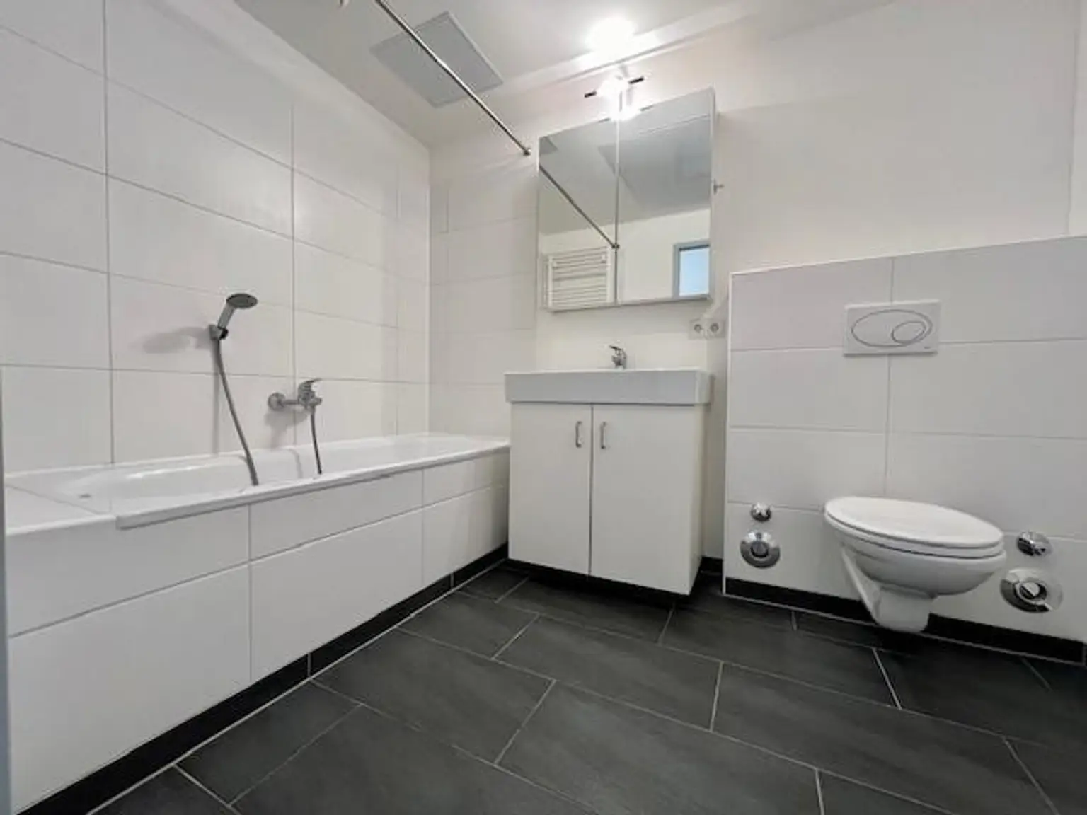 Lichtdurchflutete 2-Zimmer-Wohnung mit Dachterrasse - verfügbar ab Oktober 2025