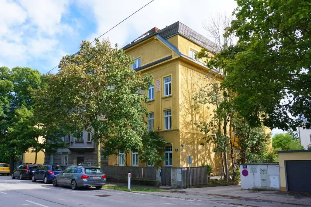 Altbauflair trifft Naturidylle am Wienflussweg – Wohnen am Stadtrand mit Südbalkon und Garten