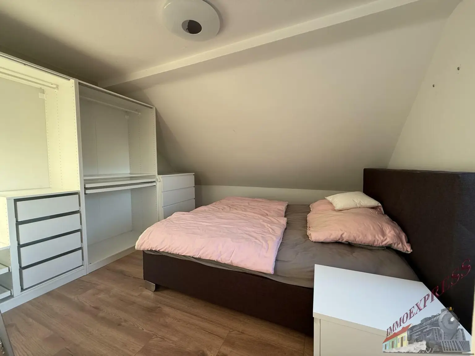 Zweifamilienhaus mit zusätzlichem Baugrundstück & vielen Extras in 2752 Wöllersdorf