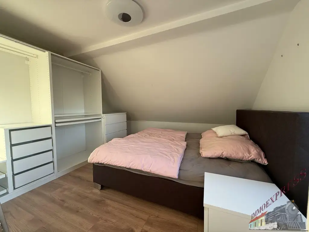 Zweifamilienhaus mit zusätzlichem Baugrundstück & vielen Extras in 2752 Wöllersdorf