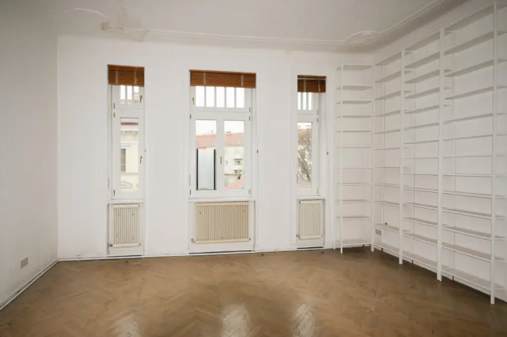 3-ZIMMER-ALTBAU MIT BALKON - SANIERUNGSBEDÜRFTIG IN TOP LAGE!