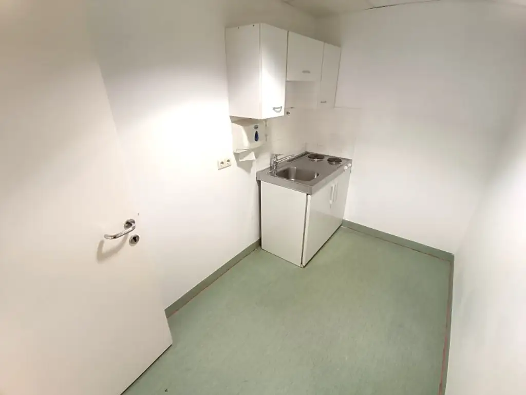 Großzügige Bürofläche mit rund 155 m² und Ausrichtung in den Innenhof! 6 Zimmer + Empfangsbereich direkt bei der Straßenbahn Yppengasse!