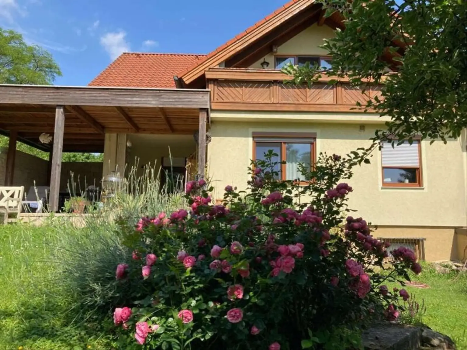 HARMONISCHE PRACHTLIEGENSCHAFT MIT SCHWIMMTEICH