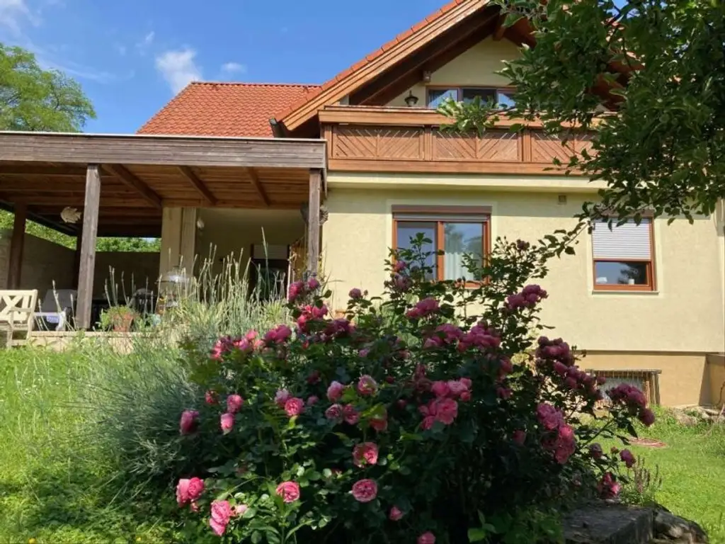 HARMONISCHE PRACHTLIEGENSCHAFT MIT SCHWIMMTEICH