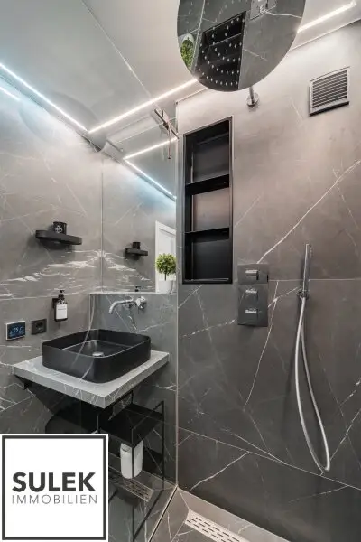 Ruhige, sanierte 3,5 Zimmer Wohnung mit Designer-Bad und Küche + Garage (optional!) in Mariahilf - beziehbar ab 01/26!