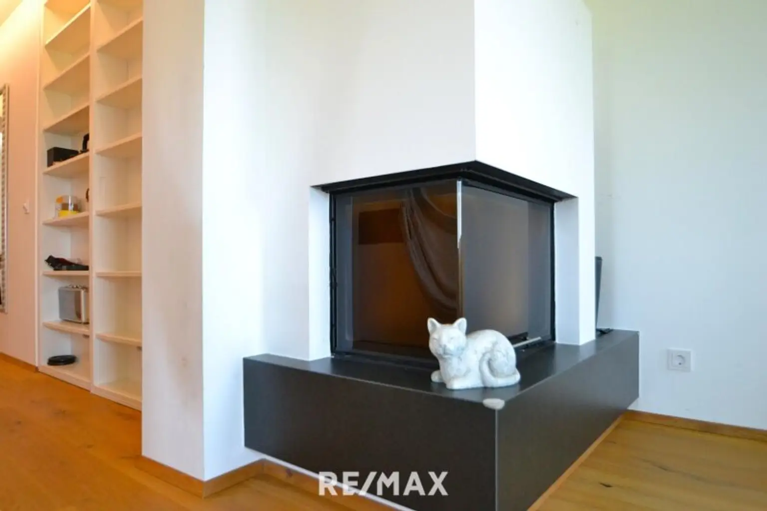 moderner Kaminofen im Obergeschoß