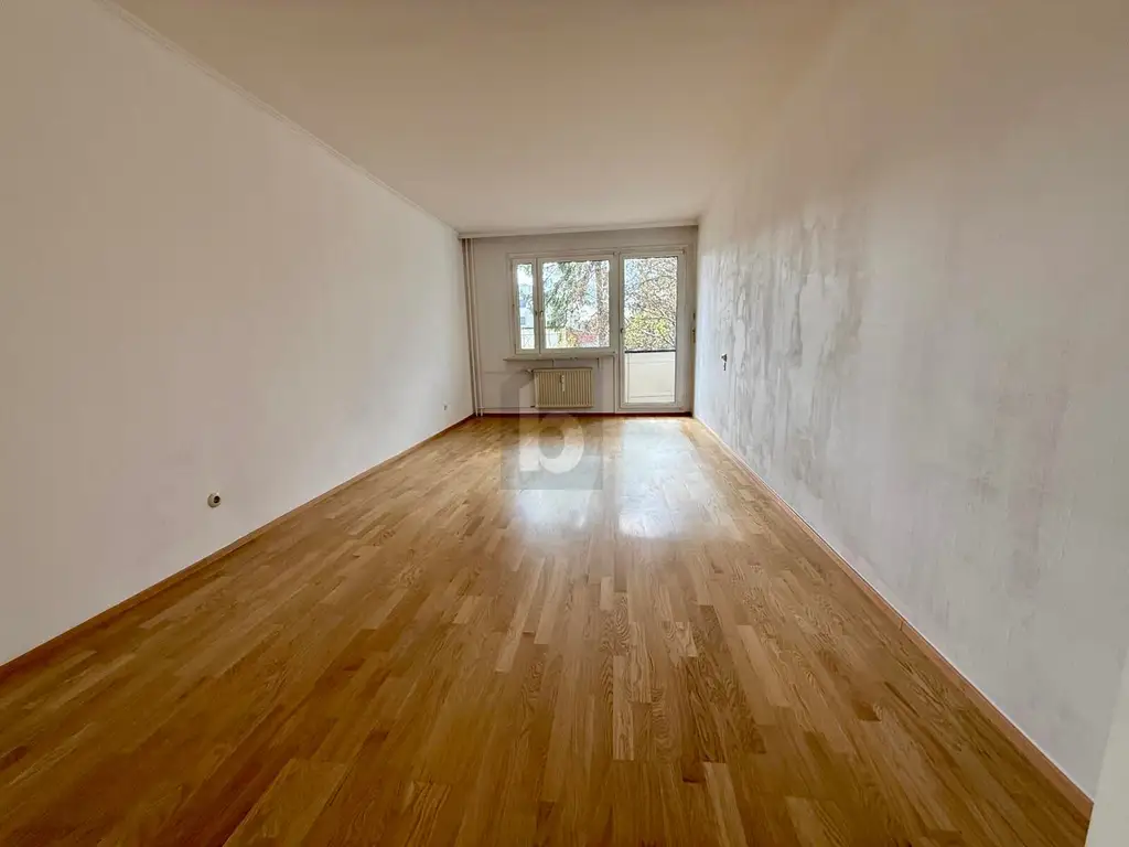 ZENTRALER BALKONHIT MIT AUßENSTELLPLATZ