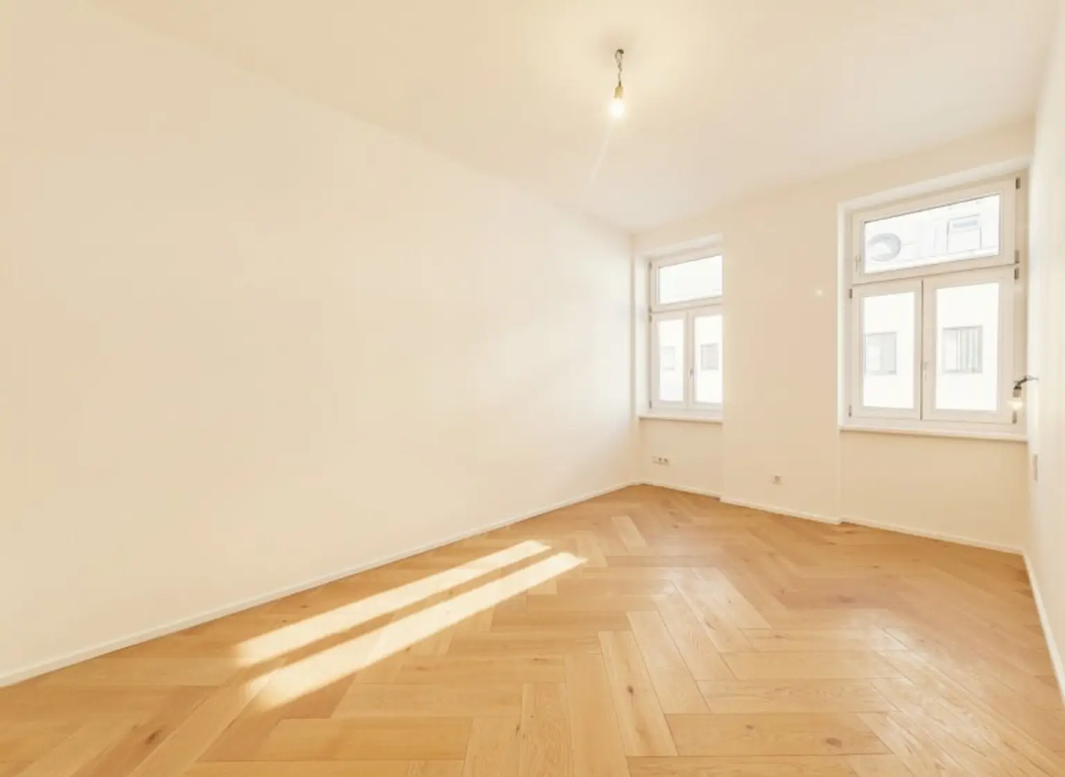 ++NEU++ Exklusive 3-Zimmer Altbauwohnung mit bewilligtem Balkon und High-End Ausstattung in TOP-Location im 9. Bezirk!