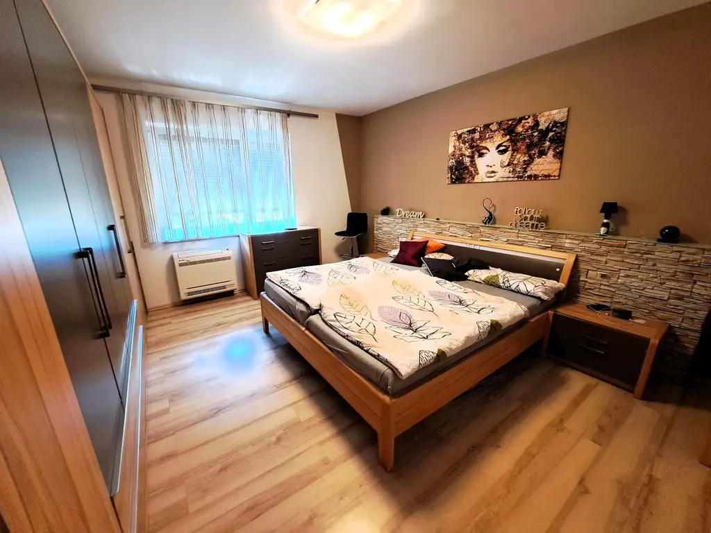 Wohnjuwel mit 2 Wohnungen (ca. 290 m² Wfl.), 2 Terrassen, Gartenareal mit Pool & Poolhaus - Neuzeug