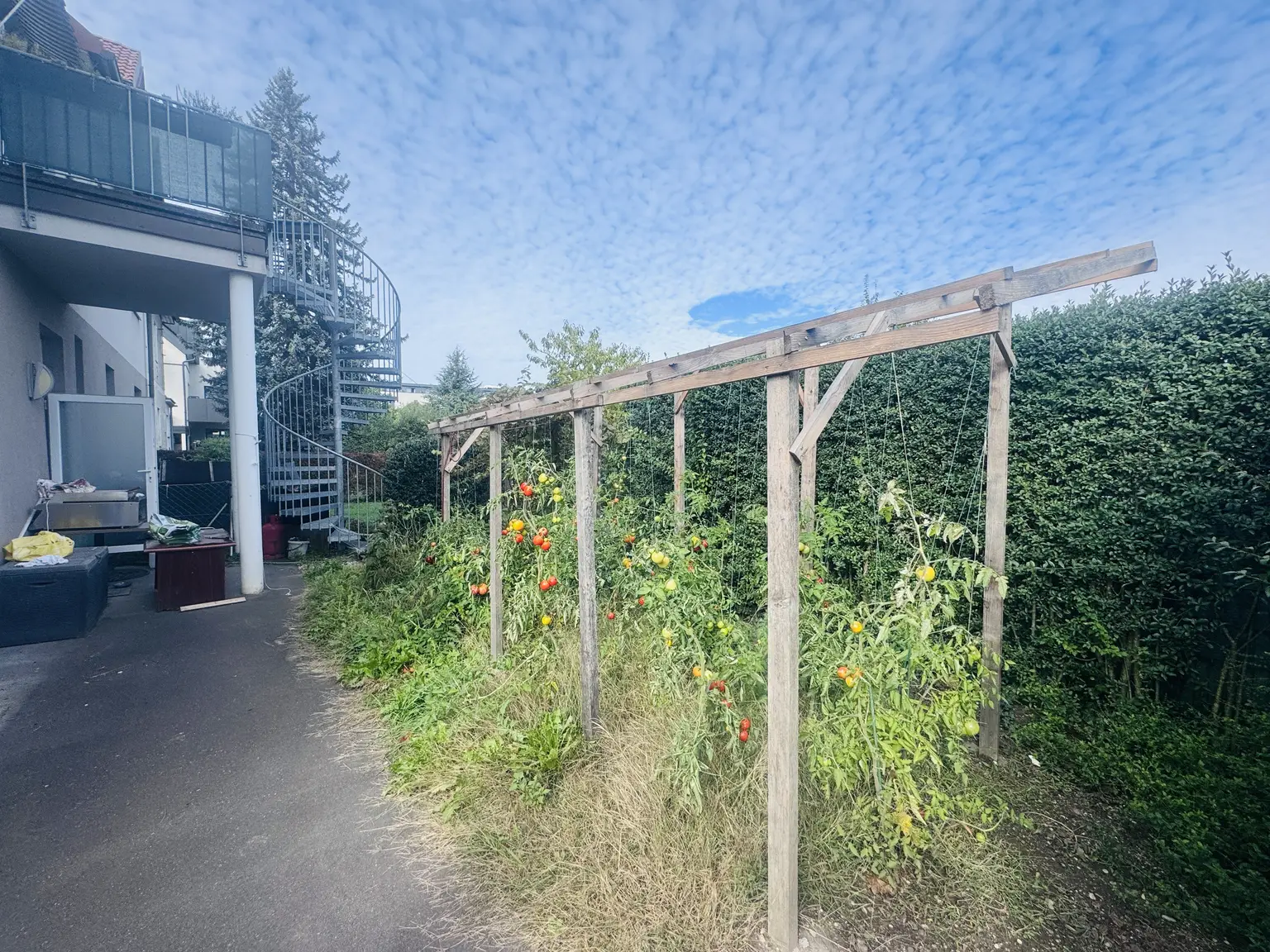 Wohnen wie im eigenen Haus – 4 Zimmerwohnung mit Eigengarten & Stellplatz in Ruhelage – PROVISIONSFREI