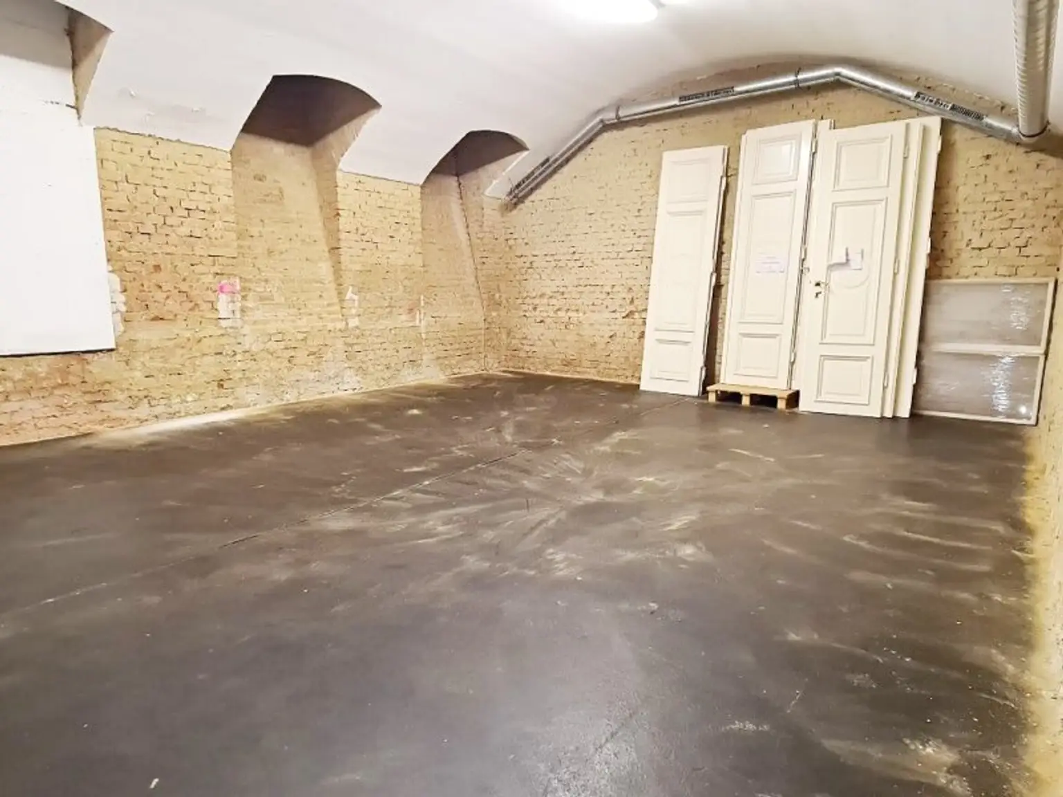 ESSLINGGASSE, BÖRSE-NÄHE, 85 m2 Lagerraum, Stromanschluss, Belüftung, Kellergeschoß ohne Aufzug