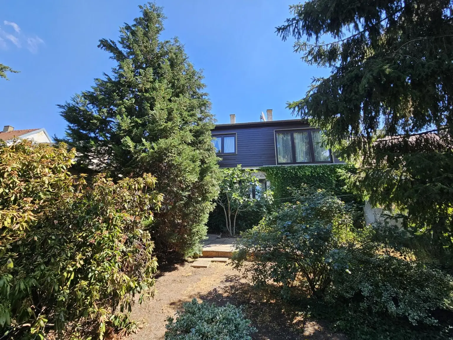 Hausansicht Garten (1)