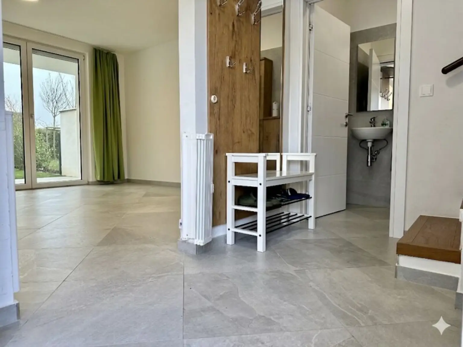 Vorraum_bearbeitet mit Gemini