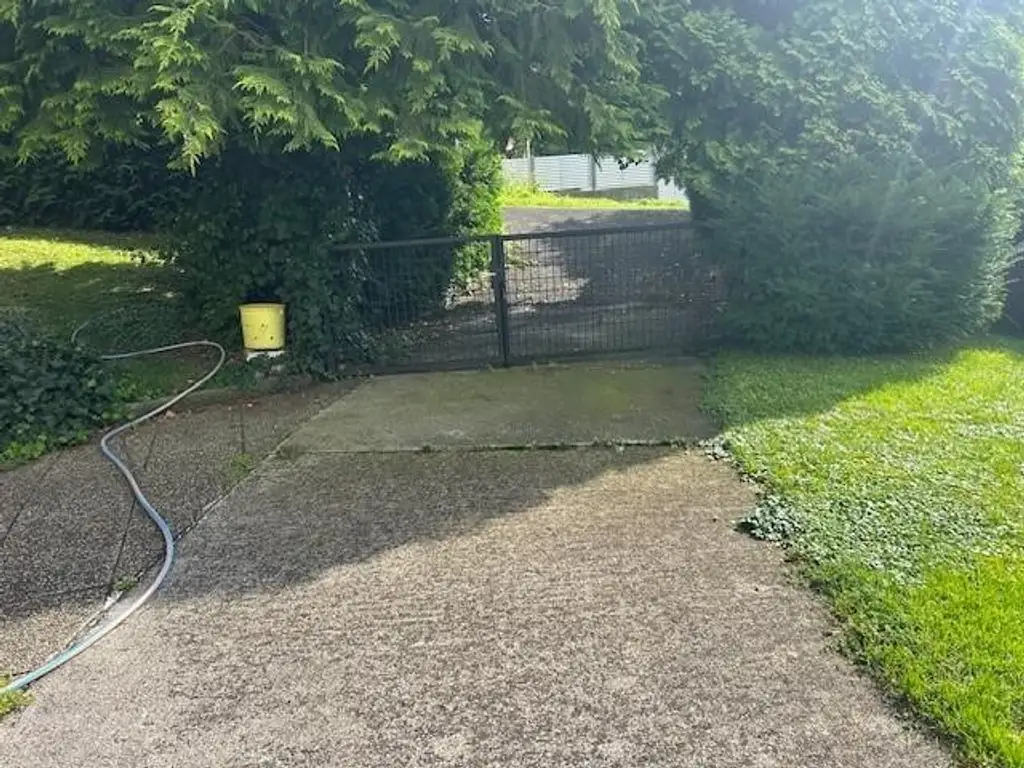 2 bis 3 Familienhaus mit Vollkeller,    mit  4 Garagen, Brunnen und Werkstatt  - sehr viel Wohnraum- 4 Bäder