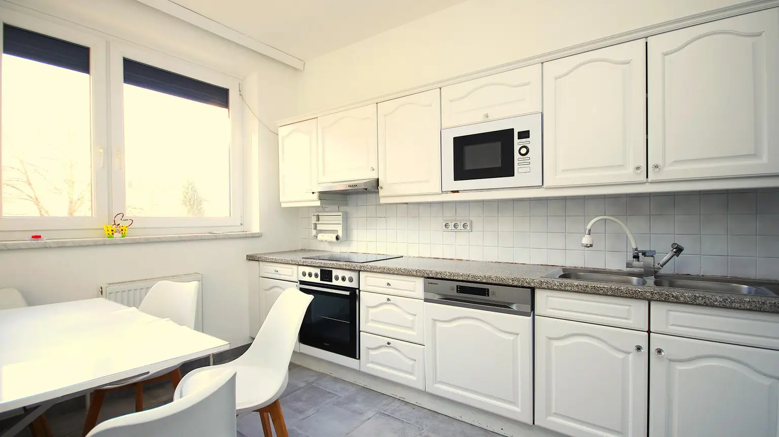 Gepfllegte Küche mit Essplatz_01