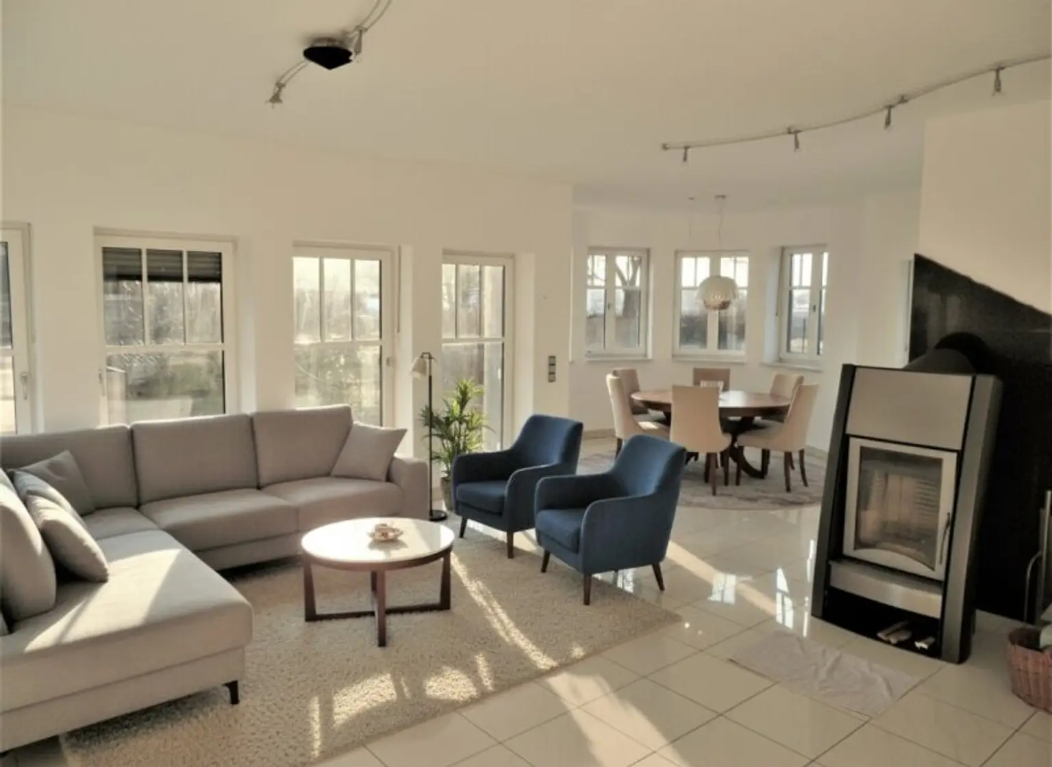 >> MIETHAUS mit 6 ZIMMER, DOPPELGARAGE, KELLER und EIGENGARTEN, am ORTSRAND!