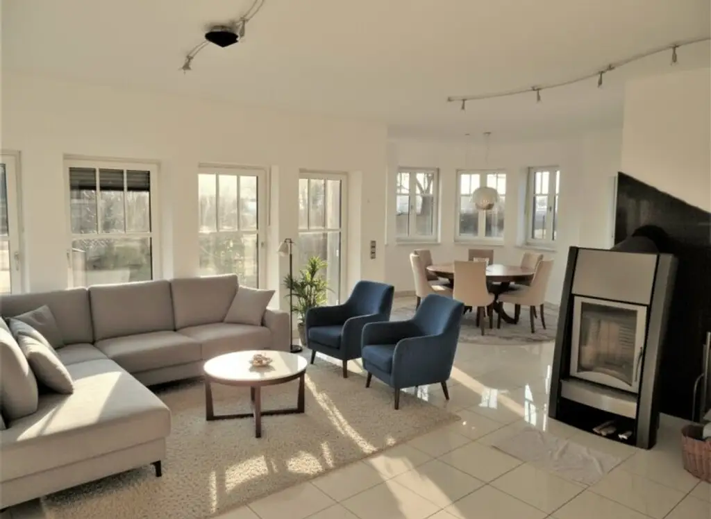 >> MIETHAUS mit 6 ZIMMER, DOPPELGARAGE, KELLER und EIGENGARTEN, am ORTSRAND!