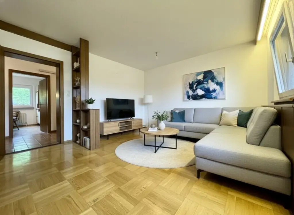 *geräumige 3 Zimmer Wohnung mit extra Küche, Balkon und Garage! Super schöne Aussicht inkludiert!