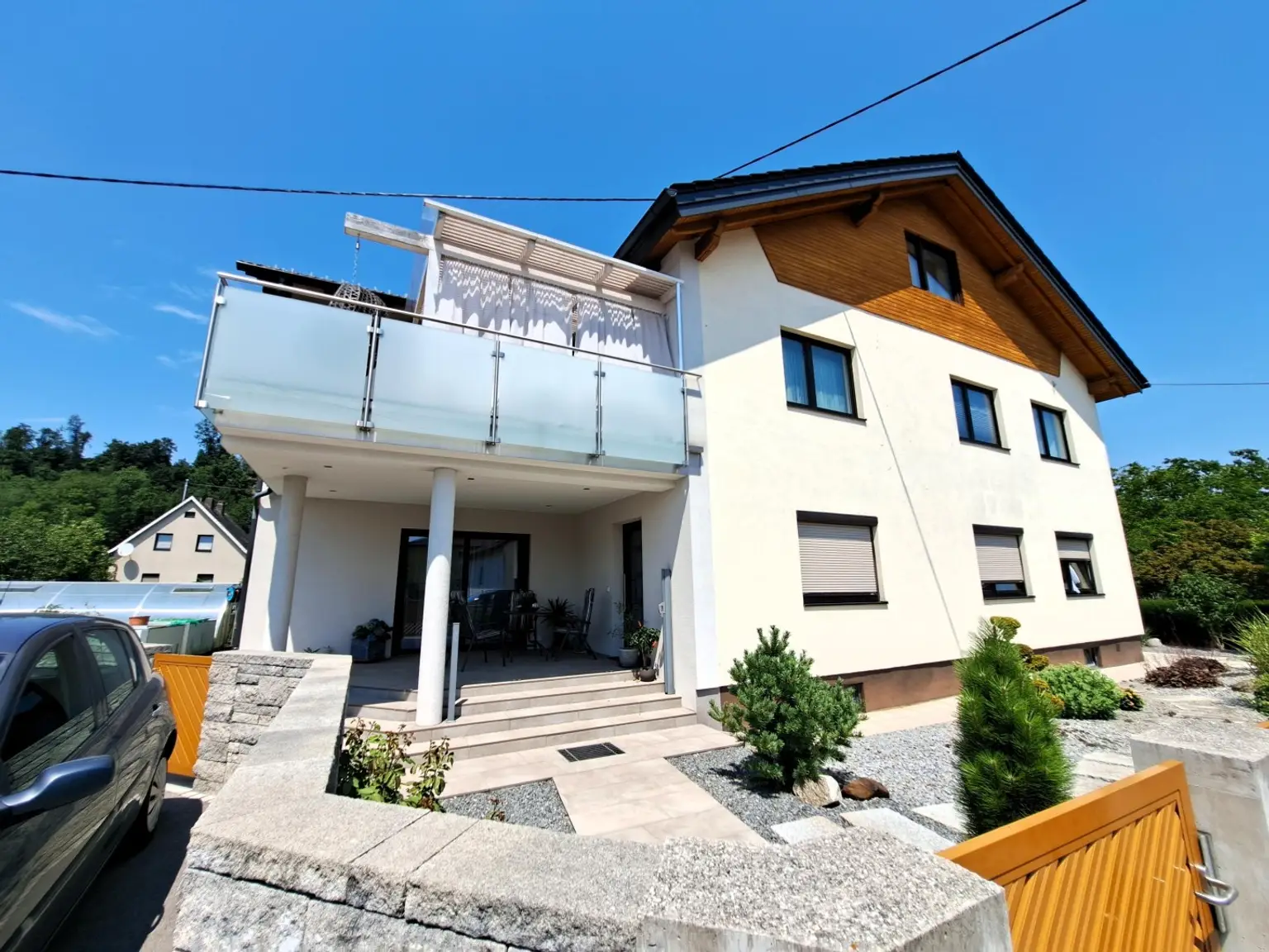 Wohnjuwel mit 2 Wohnungen (ca. 290 m² Wfl.), 2 Terrassen, Gartenareal mit Pool & Poolhaus - Neuzeug
