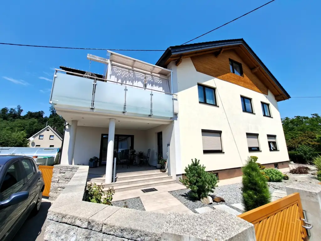 Wohnjuwel mit 2 Wohnungen (ca. 290 m² Wfl.), 2 Terrassen, Gartenareal mit Pool & Poolhaus - Neuzeug