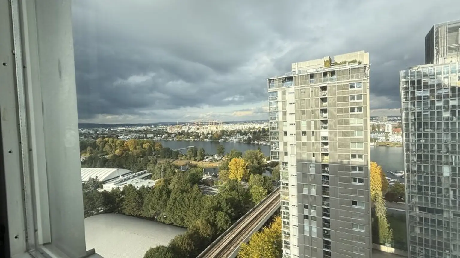 Teilmöblierte 3 Zimmer mit Klima und verglaster Loggia ***** spektakulärer Weitblick + optionaler Garagenstellplatz *****