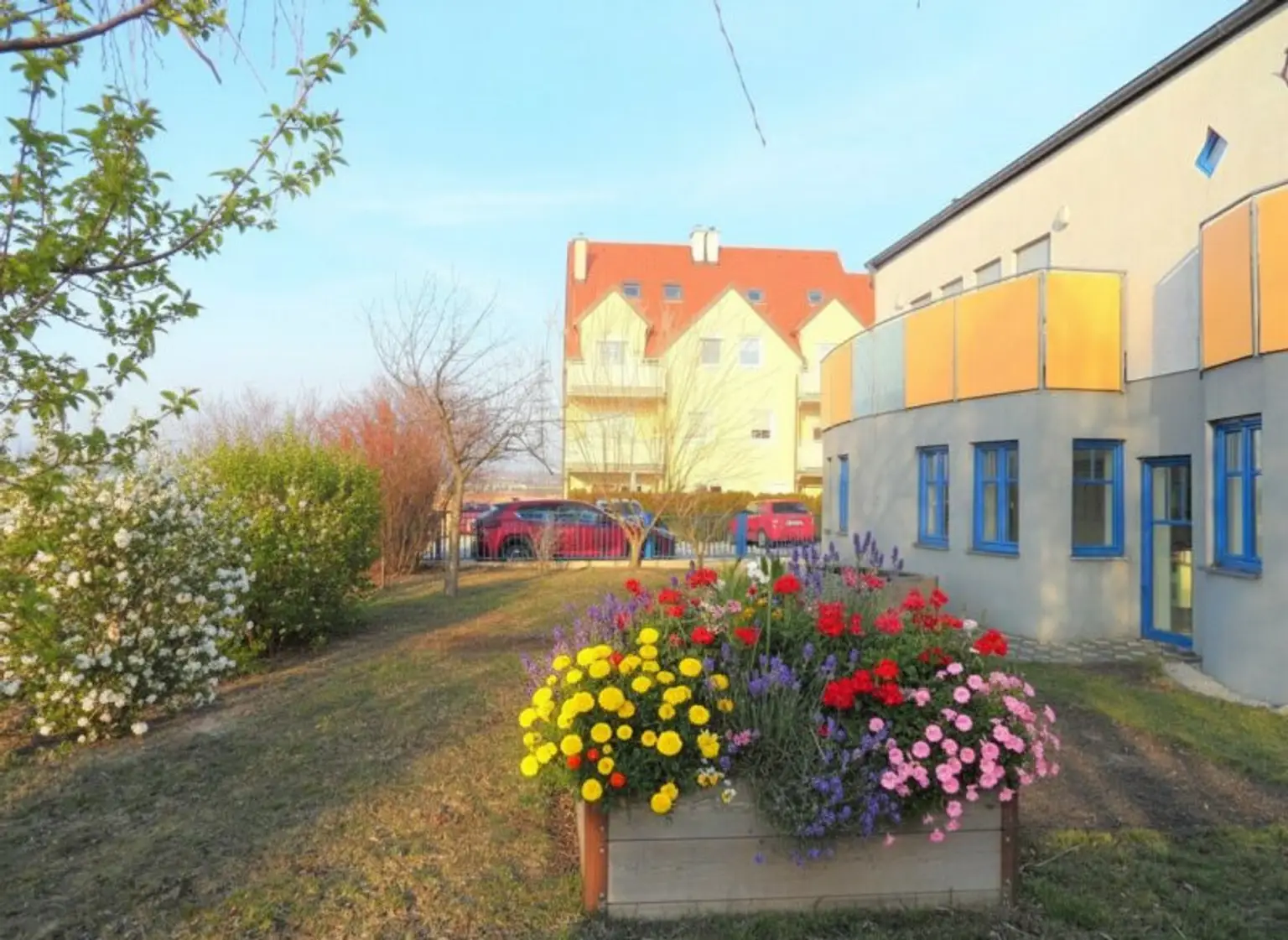 >> MIETHAUS mit 6 ZIMMER, DOPPELGARAGE, KELLER und EIGENGARTEN, am ORTSRAND!