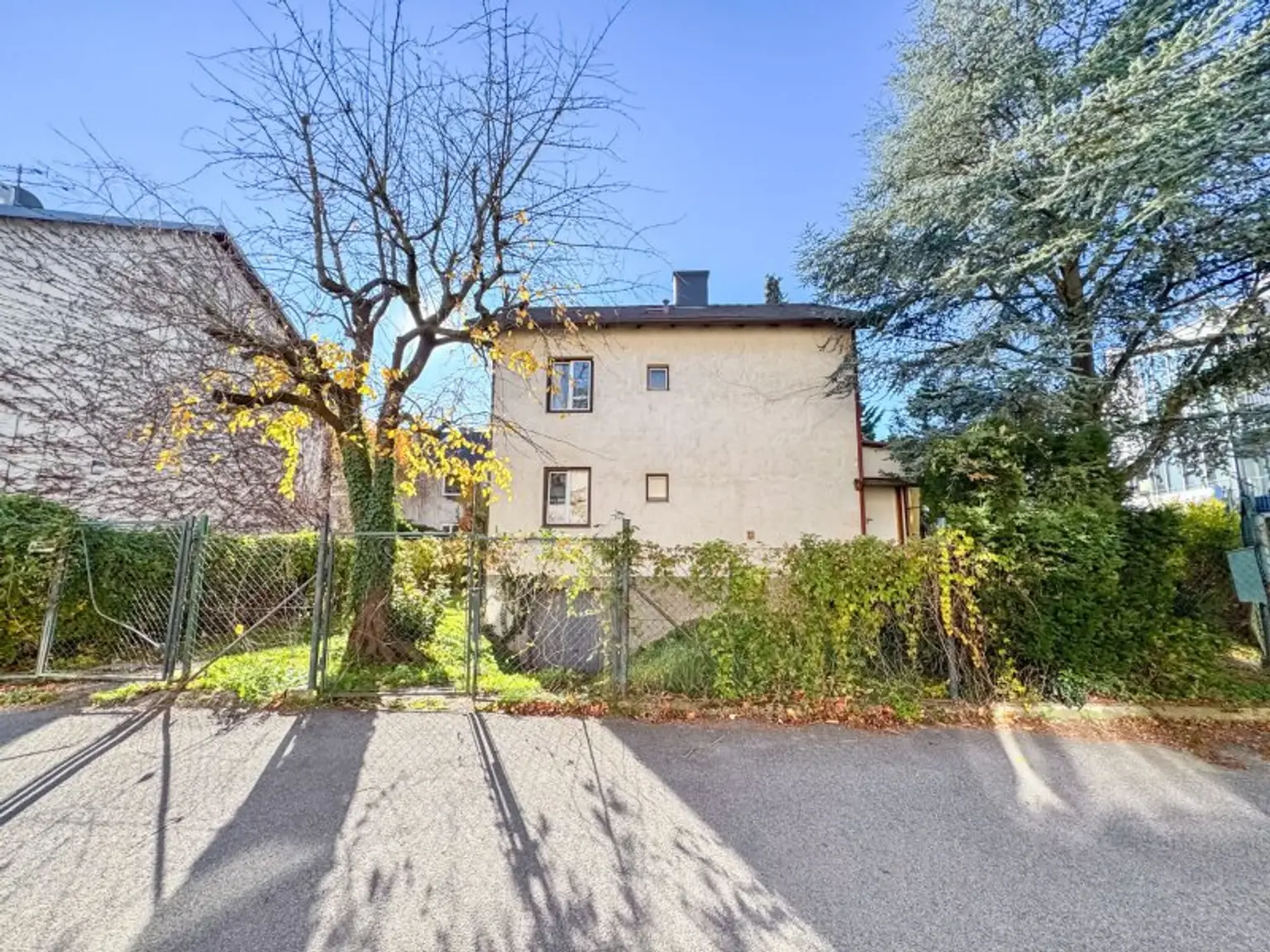 Einfamilienhaus mit 603 m2 Garten beim Auhof Center zu vermieten! Private oder gewerbliche Nutzung möglich! Arbeiterquartier!