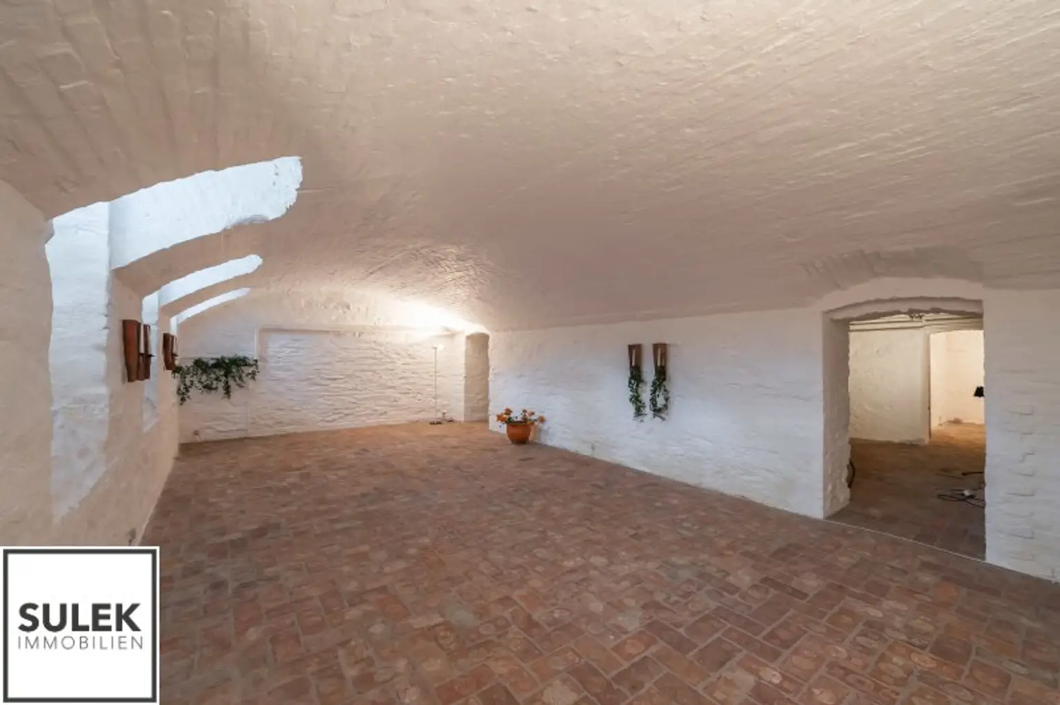 Ihr neuer Bürostandort am Stadtpark! Altbau mit großen Kellerräumlichkeiten - sofort beziehbar!