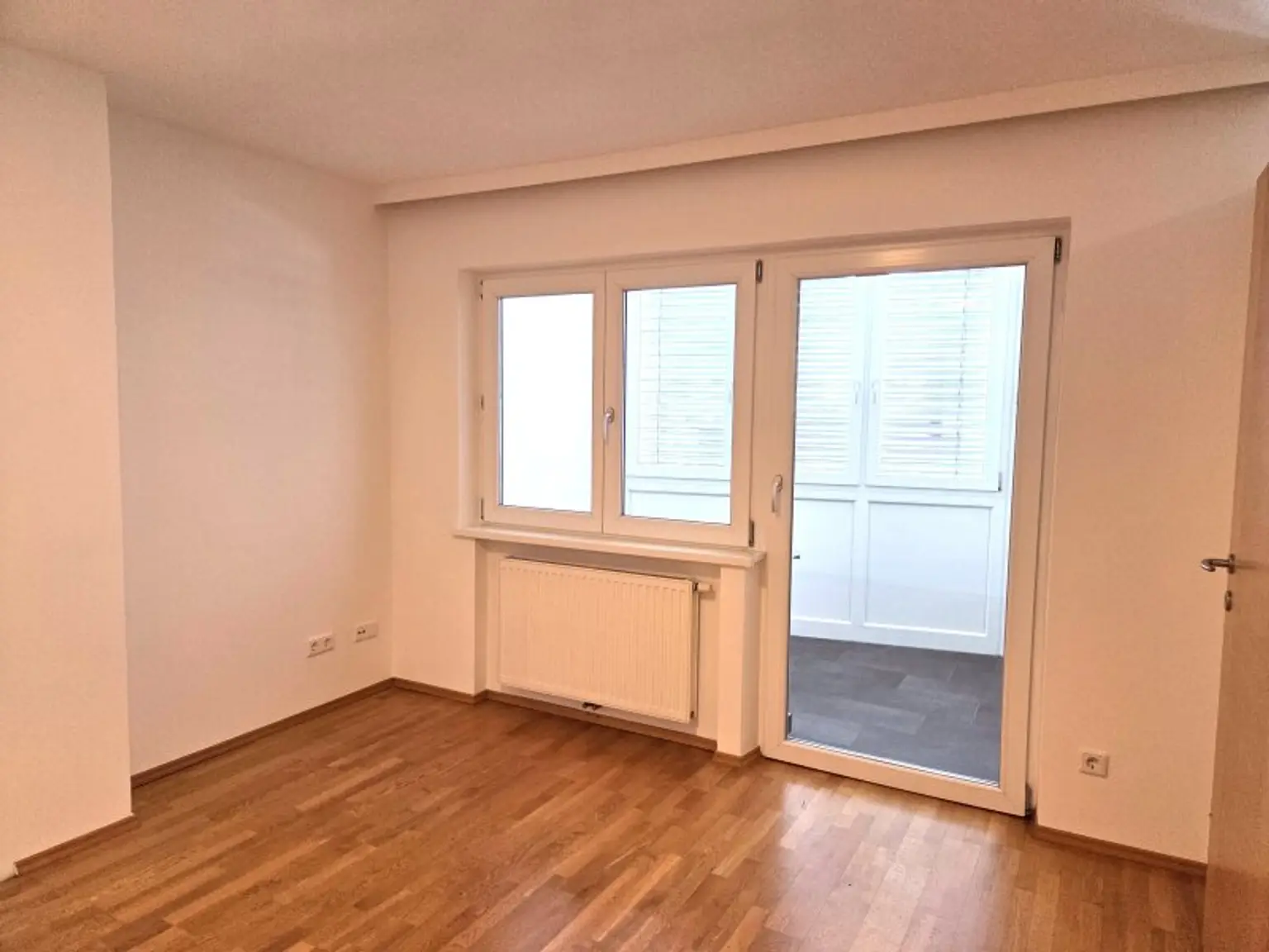 Schlafzimmer mit Zugang zur Loggia