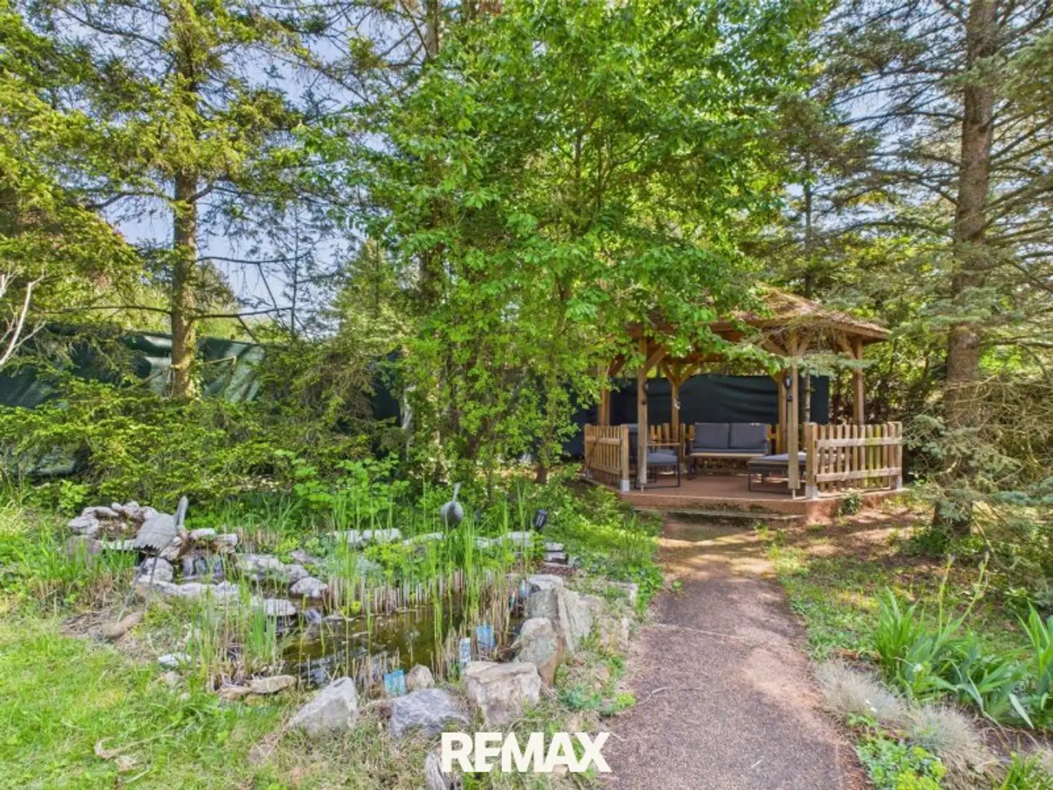 Pavillion und Brunnen