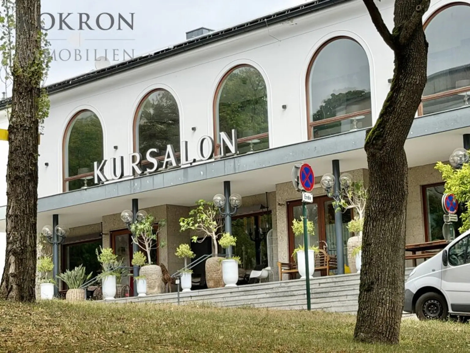 Der Kursalon, gleich nebenan