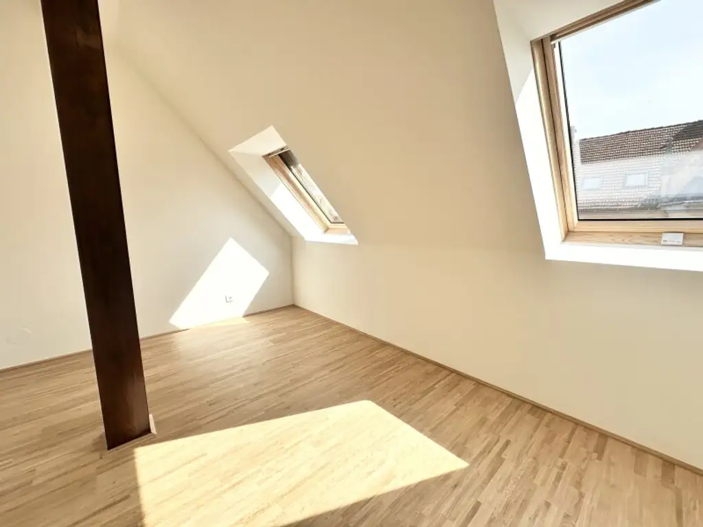 TOP Sanierte Wohnung im Dachgeschoss - Mit Schlossbergaussicht