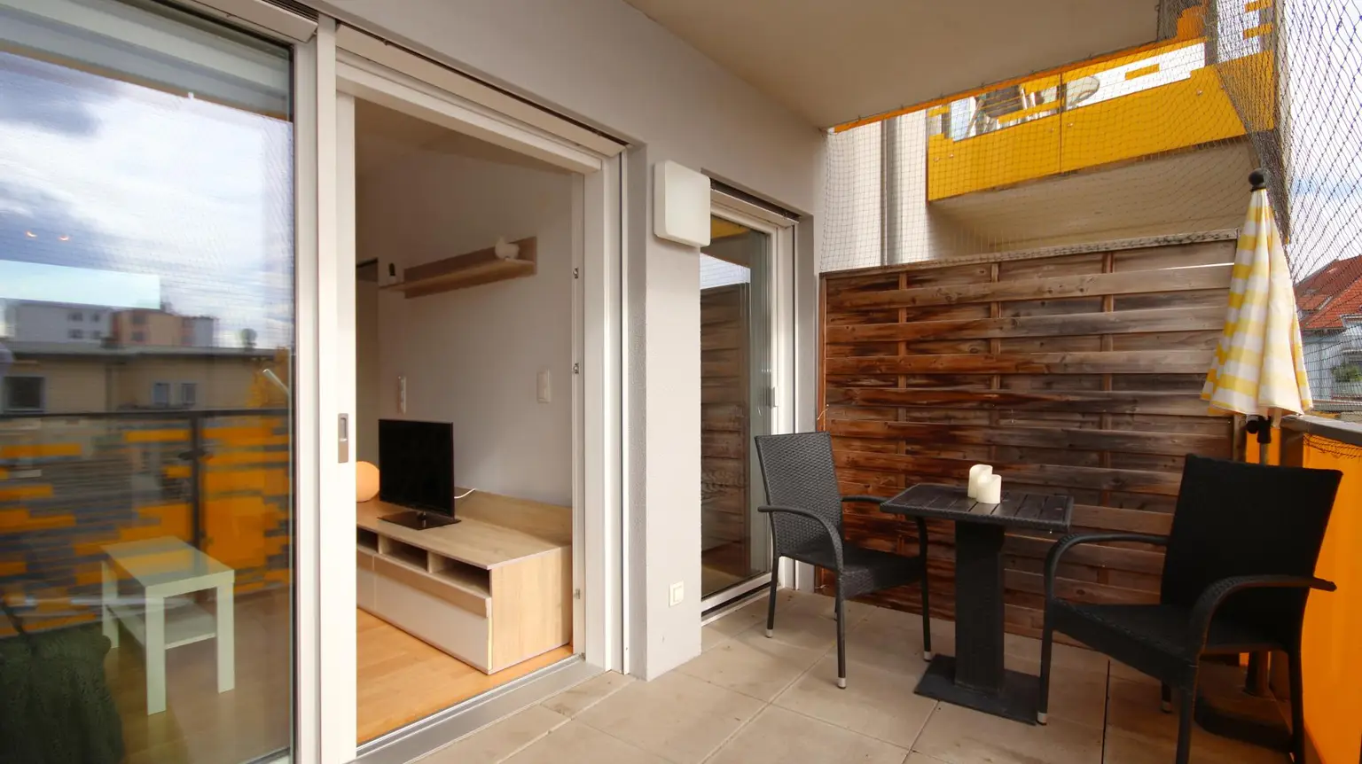 Bezugsfertige vollmöblierte 2-Zimmer-Wohnung mit Balkon