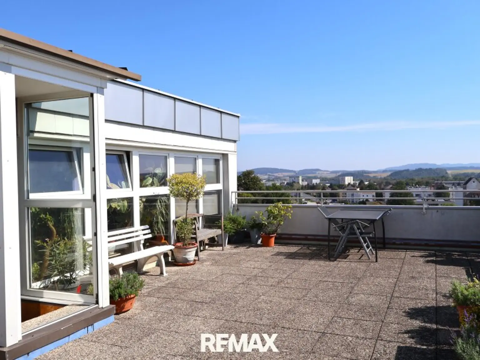 allgemeine Dachterrasse mit Aufenthaltsraum