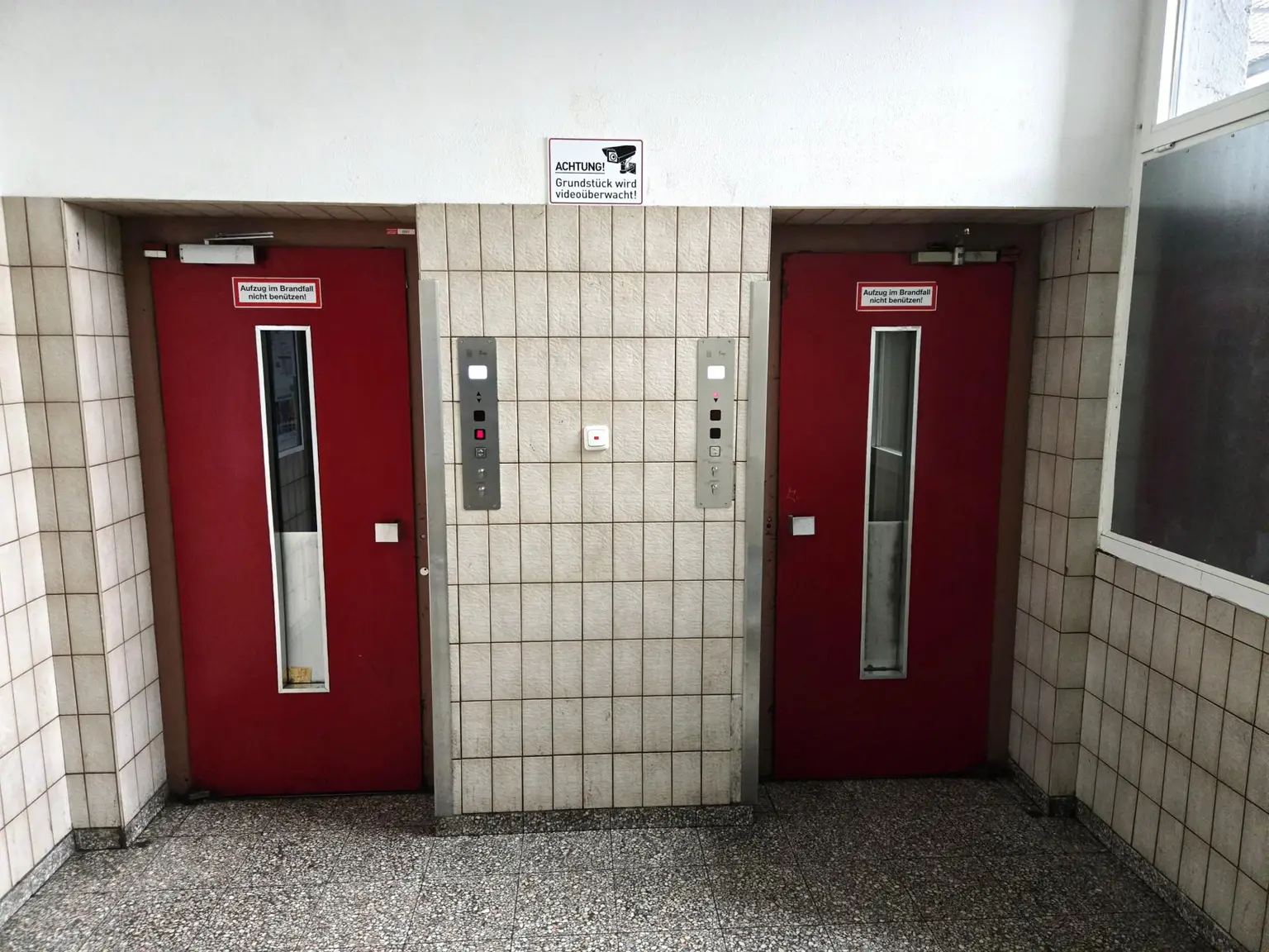 2 Aufzüge im Erdgeschoss