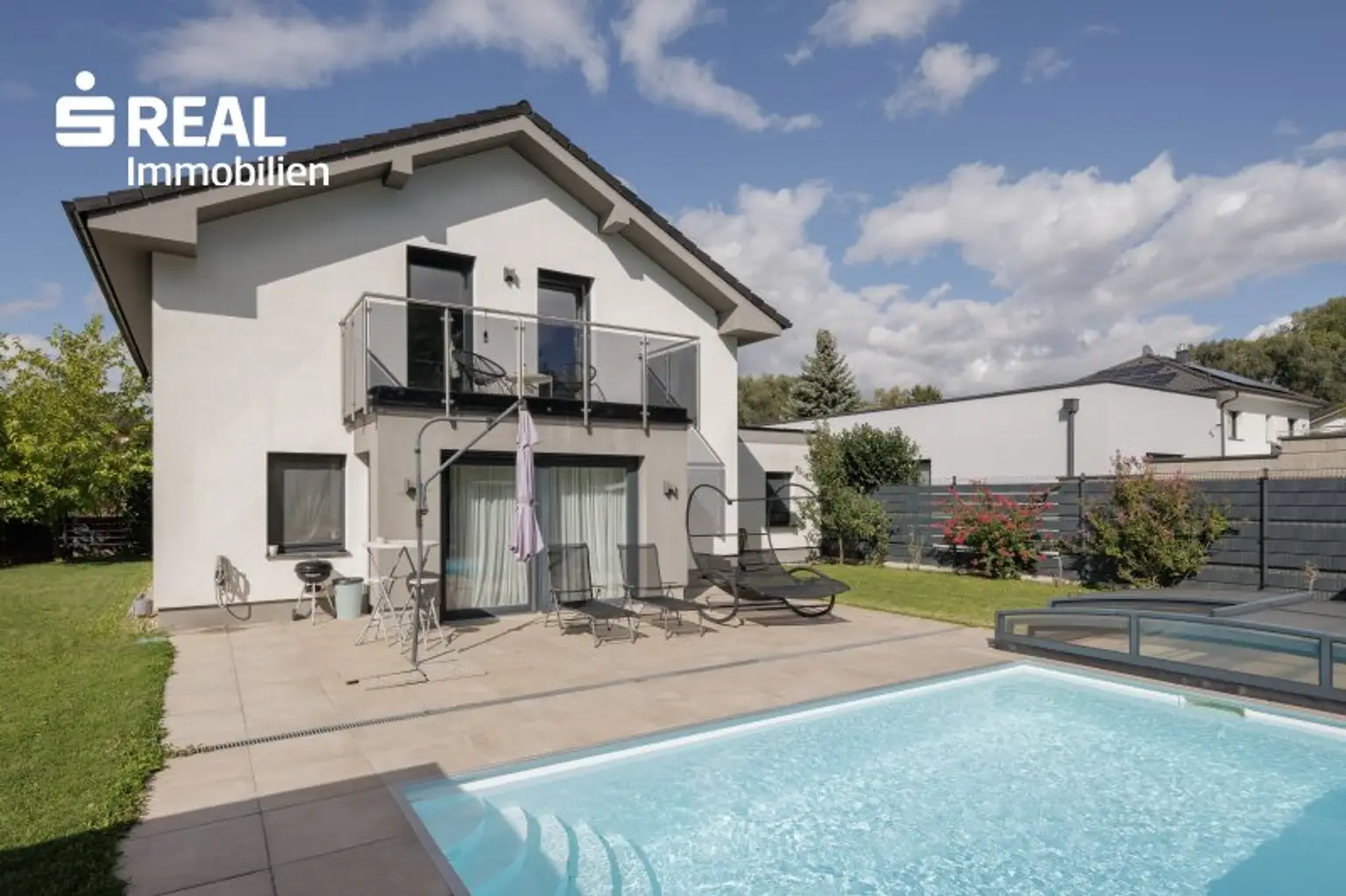 Außenansicht Haus und Pool