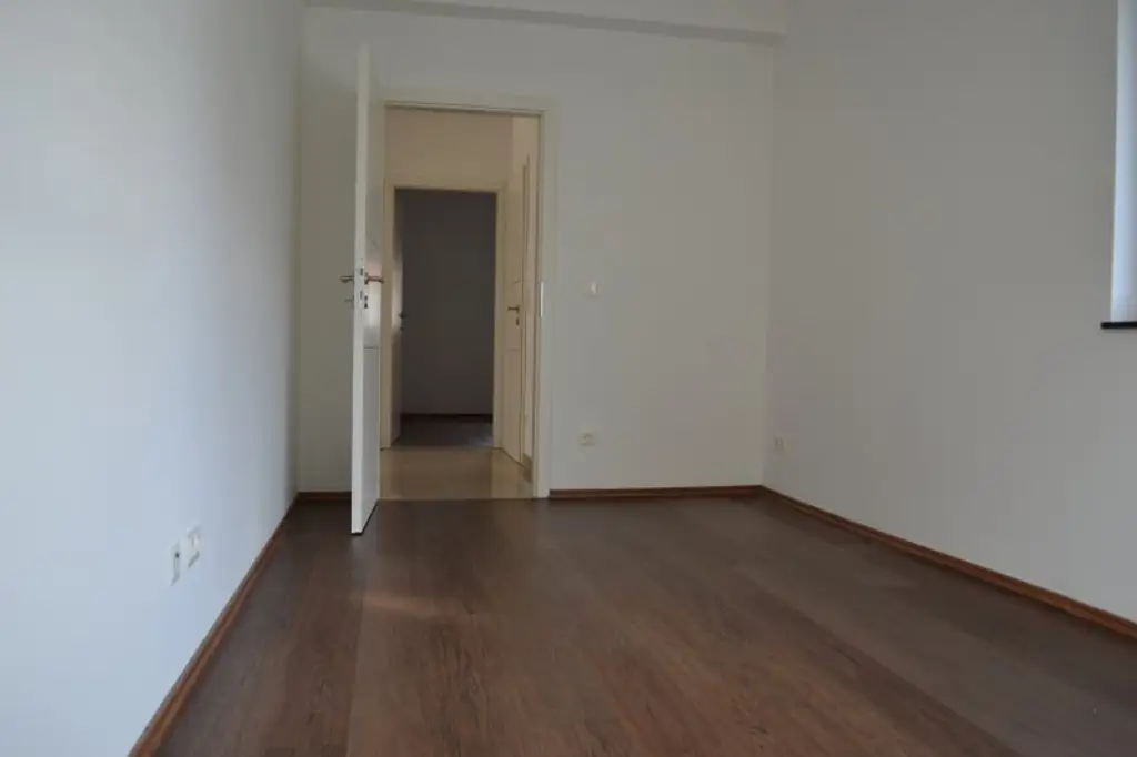 ATEMBERAUBENDER GARTEN - ZENTRAL BEGEHBARE ZIMMER - KÜCHE - AB SOFORT!